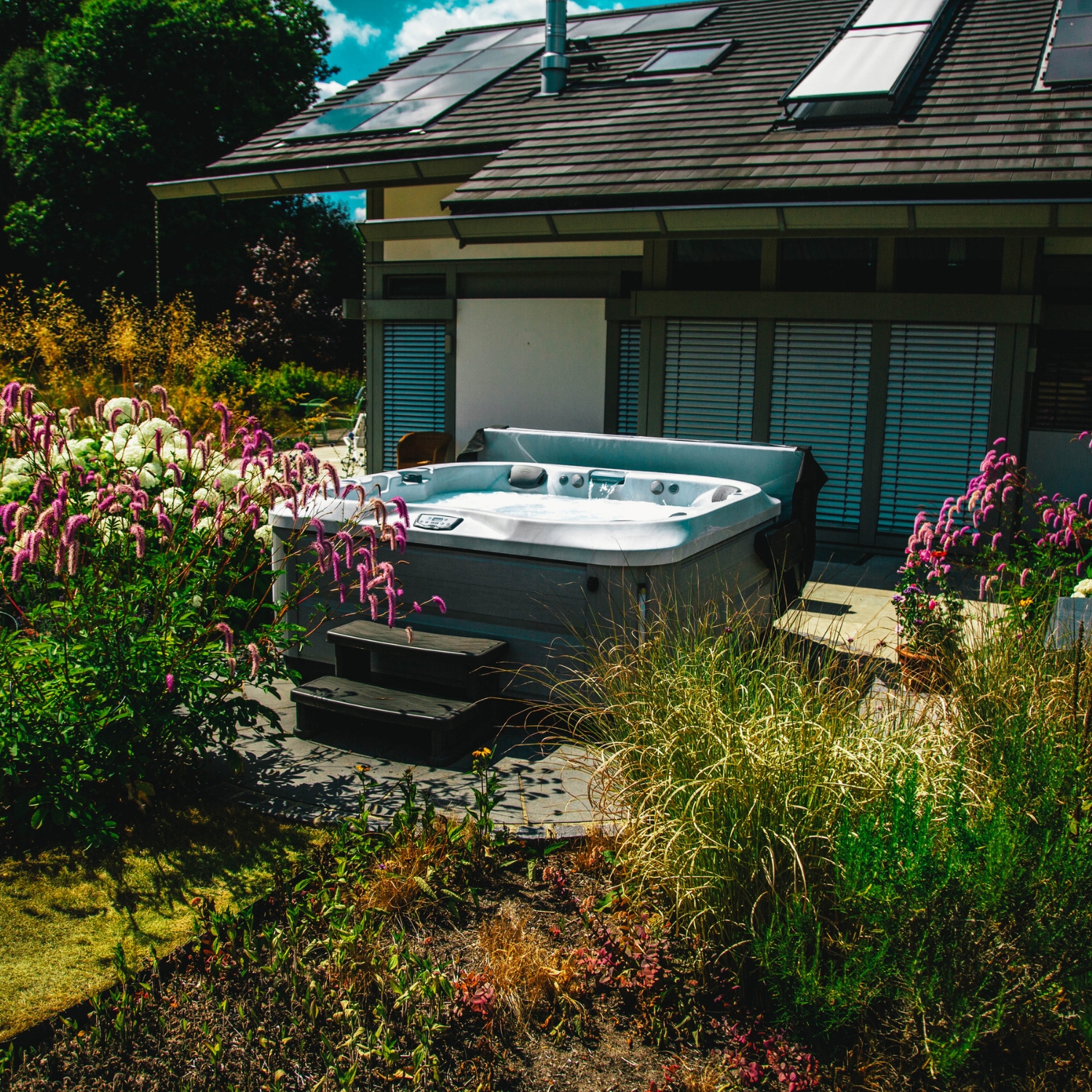 Jacuzzi J335